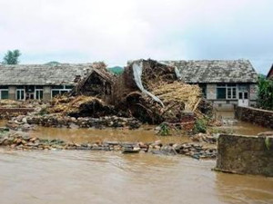 辽宁岫岩遭暴雨袭击 大部分城镇受灾情况严
