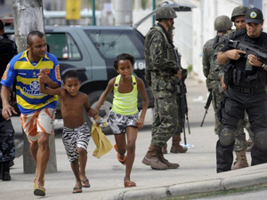 巴西发生黑帮火并 携带冲锋枪与手榴弹展开
