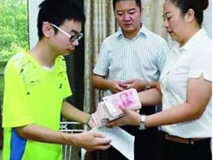 重庆男子离职1年 前公司送来11万救命钱令人