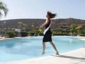  西班牙环球小姐栽进泳池 一个举动巧妙化解