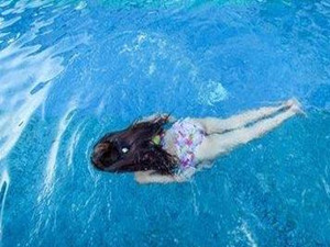 少女游泳后意外怀孕 离奇事件引起网友的热