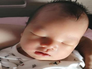 王烁鑫二胎儿子曝光 发微博感恩表示人生圆