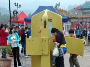 重庆景区现露天厕所 女游客纷纷撑伞如厕免