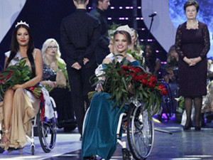 世界轮椅小姐选美比赛引围观 主办方被称为