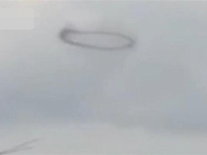 俄罗斯现神秘黑圈 难道这是新款式的UFO真是闻所未闻