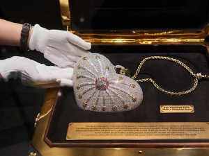 世界最昂贵手包将拍卖 镶嵌上千颗钻石价格创下世界纪录