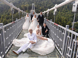 老人玻璃桥上拍婚纱照 向世人诠释爱情的真