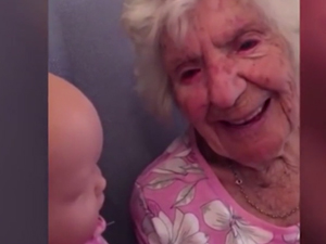 94岁奶奶把洋娃娃当孙女 网友：画面很暖心