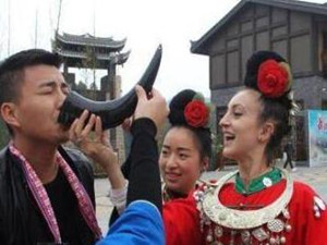 美国女孩在中国担任镇长 外来镇长能给村民