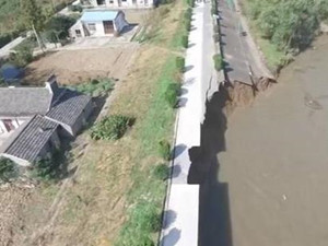 长江发生江堤坍塌 救援队火速到现场所幸无