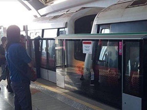 新加坡地铁追尾 两车玩“亲吻”致28人受伤