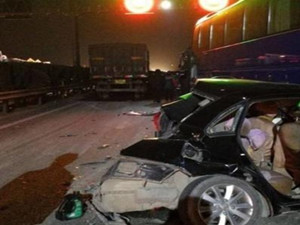 济南绕城高速10车追尾 造成多人死亡受伤严