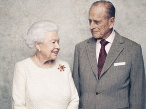 英女王庆祝白金婚 和丈夫结婚70年恩爱如初