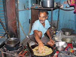 印度奇人徒手捞油锅做小吃 网友表示照片看