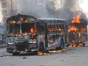 公交车竞速撞死孩童 愤怒群众点燃公交车的