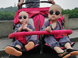 西湖边双胞胎小和尚 身穿僧袍戴墨镜超级萌