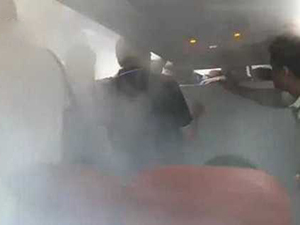 机长开空调赶乘客 机舱内雾气笼罩妇女呕吐