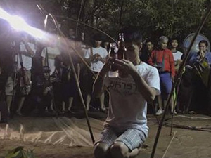 泰国足球队失踪 曝最新情况当地人洞穴外跪