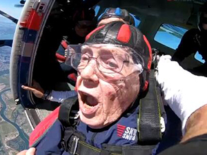 百岁老人跳伞庆生 欲打破世界最年长跳伞运