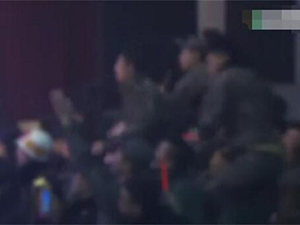 穿比基尼慰问韩军 详细情况曝光女模在台上