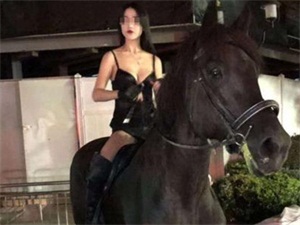 女子深夜骑马是怎么回事 女子深夜骑马的原