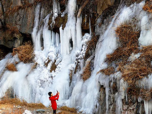 山泉水凝成山涧冰瀑怎么回事 另类美景引众游客驻足观赏