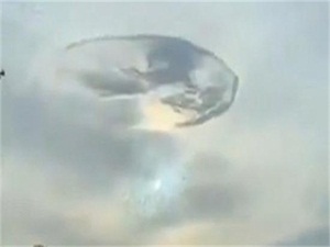 阿联酋现天空之洞 神秘漩涡洞真的是UFO降临