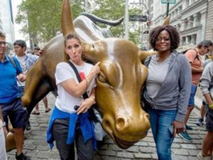 华尔街铜牛被砸后续 事件始末曝光铜牛身上