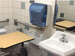 课桌被安排在厕所 详情曝光家长被不合理的一幕气坏了