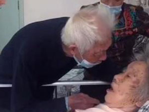 97岁奶奶不肯吃药急哭99岁爷爷 看到这一幕