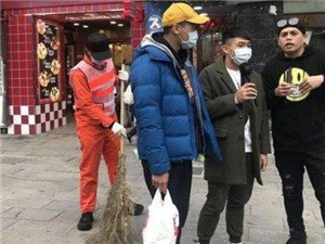 罗志祥在台湾复出 节目中在街头假扮清洁工