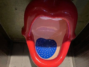 北京合生汇男厕所小便池竟是女性红唇造型 