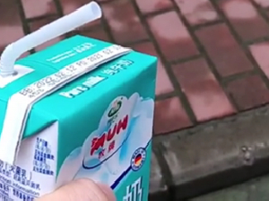 广东惠州女子超市购买德国进口牛奶 发现牛奶透明如水