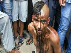印度24岁中学老师 大街上被家长毒打并且泼黑油漆