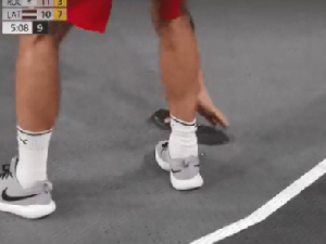 俄罗斯选手比赛中耐克鞋底竟然掉了 无奈用胶带缠上继续比赛