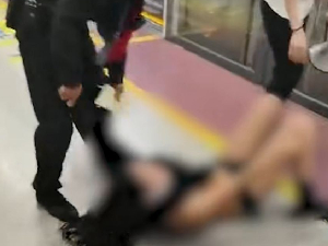 西安地铁女子被保安拖拽 女子衣服被扯掉只剩内衣