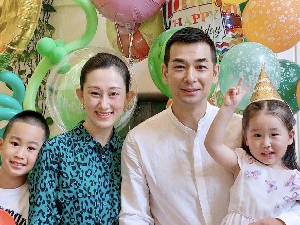 赵文卓和老婆庆祝相识周年纪念 张丹露气场