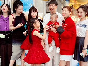 李小璐带甜馨现身好友聚会 母女穿同款红色