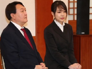 韩国新总统美艳老婆丑闻不断 整容贿赂学历