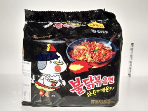 韩国火鸡面双标 过期产品重新包装运到中国销售