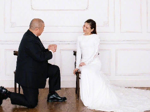 日本23岁女爱豆与55岁搞笑艺人官宣结婚 男