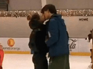 谷爱凌谈恋爱了 在滑冰场与男友牵手接吻好