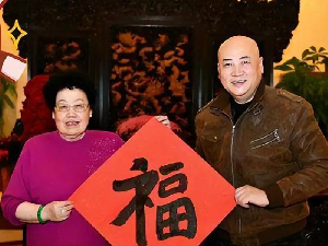 81岁陈丽华亲自下厨为员工炒菜 却被网友批