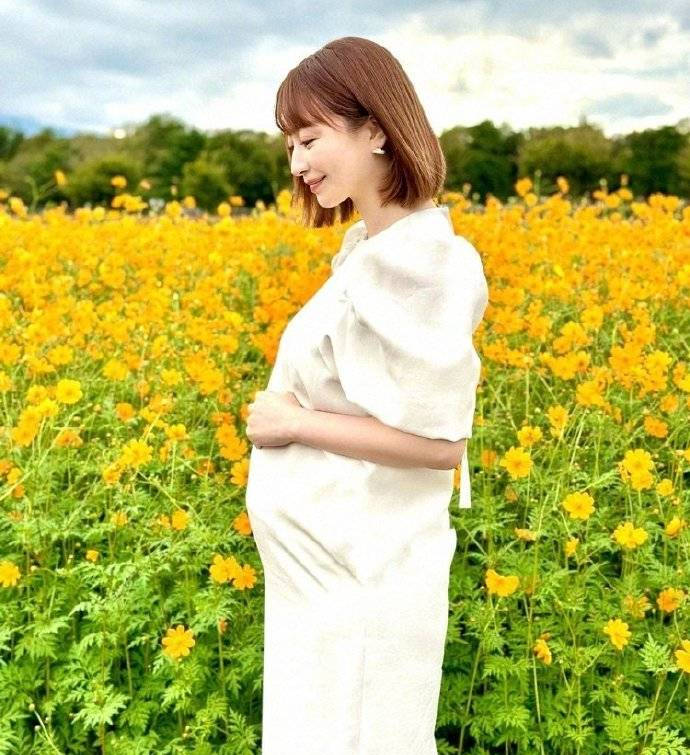 日本女演员竹内涉官宣怀孕，去年4月与白洲